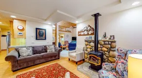 Mountain Home with Access to Shared Pool Hot Tub Sauna & Tennis - Image 2