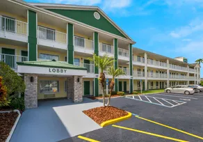 HomeTowne Studios by Red Roof Orlando - UCF Area - Image 2