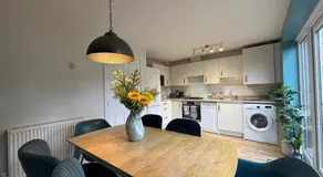 3 Beds with off-street parking for 2 cars, fast Wifi, sleeps 6 - Image 5