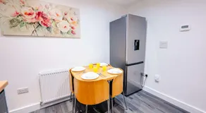 Cosy 2BR Flat Steps from Cardiff Pubs & Town - Image 2