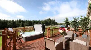 JOIVY Greenknowes Estate with Hot Tub and Bar - Farmhouse and Lodge - Image 4