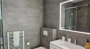 New Spacious Two Bedroom Center with Parking, near Public Transport - Image 2