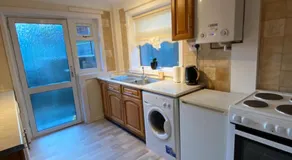 Dunfermline, 2 bedroom home free on street parking - Image 5