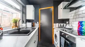 Hull 3 Bedrooms Garden Central House Sleeps 6 Hosanna MERCI Showy Cozy - Close to Princess Ave - Image 5