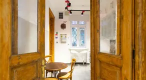 Premium Rooms by Hi5 - Style at the Comedy Theater - Image 5
