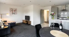 Modern and Stylish Two Bedroom Flat - Image 2