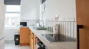 Sleek 4BR Getaway - Free Parking - 25 Percent Off Monthly - Image 4