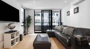 Stylish Condo Apartment with Stunning Rooftop Views & Pool, Gym and Hot Tubs by Peppy Beach Retreats - Image 2