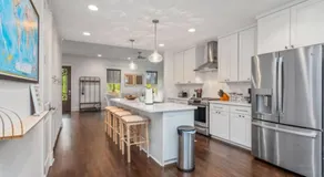 Downtown 3 bedroom Townhouse - Image 3