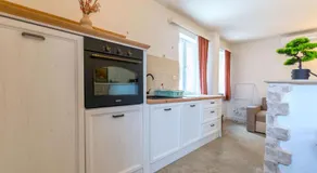 Lemon Tree Garden Apartment -Spacious Private Courtyard & City Center - Image 3