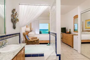Castaways Cayman Beach Resort - Image 3
