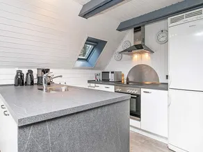3-Bed Retreat with Modern Kitchen - Image 4