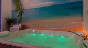 Le Chazélia - Suite Exotique Climatisée Balnéo XXL Cinéma Love Room - Image 4
