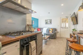 Stylish 5-bed home, each with en-suite and own TV - Image 3