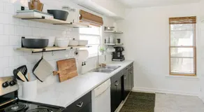 Downtown & Campus Wifi W D Netflix 2Br 1Ba - Image 2