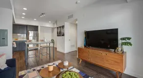 Luxe on Hollywood Blvd 2BR with FREE PARKING - Image 2