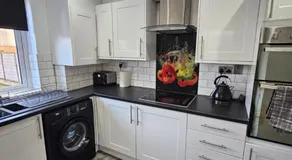 Spacious 3 Bed House with En-suite, Garden, On-site Free Parking and WIFI - Image 5