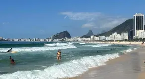 Espaçoso e iluminado, 1 quadra da praia, ar condicionado - Image 3
