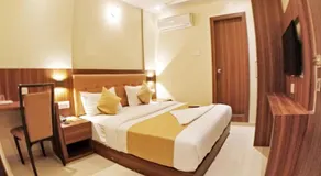 Hotel Emerald Near T2 International Airport Mumbai - Image 2