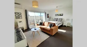 Modern 3 bedroom apartment, beach, surf & shops - Image 2