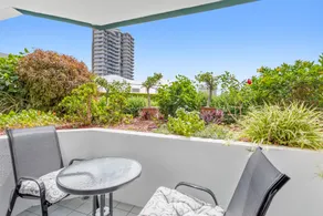 Beachfront 2-Bed with Pool, BBQ & Tennis Court - Image 5