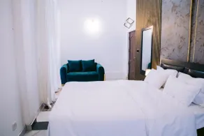 Queen Room with Garden View - Image 2