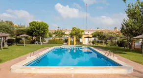 Pretty Bungalow With Private Garden - Image 3