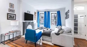 4BR Historic Victorian Townhouse with BBQ & Yard - Image 4