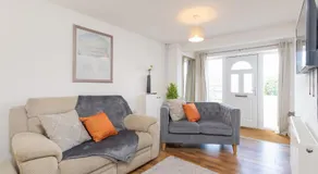 2BR retreat with Driveway - Image 2