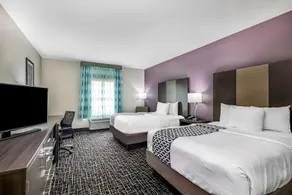 Comfort Inn & Suites - Image 2