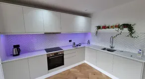 Bright spacious apartment in the park - Image 4