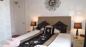 Hillcrest Guest House - Image 2