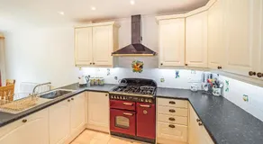Central to town, 4 bedrooms, sleeps 8, parking for 4 plus cars - Image 3