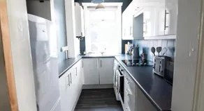 Stylish Apartment with Free Parking Near City and Bus Links - Image 3