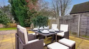 Orchard Bungalow - Sleeps 10 - Close to Town Centre - Free Parking, Pool Table, Fast Wi-Fi and Smart TV with Netflix by Yoko Property - Image 3