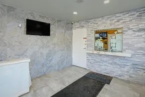miami inn & suites - Image 2