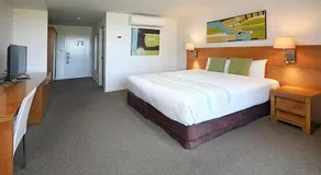 Luxury Resort Hotel Room Urangan Marina Precinct - Image 2