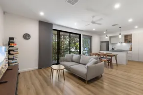 Stylish 3-Bed Townhouse Near City Fringe - Image 3