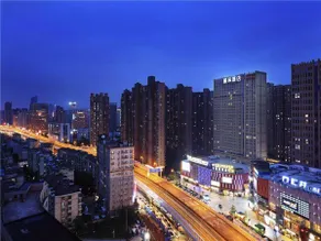 Lavande Hotel Wuhan Optics Valley Xiongchu Avenue - Image 2