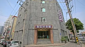 Champion Hotel - Image 2