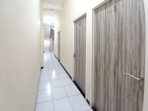 RedDoorz at Luxury Homestay near Aloha Waru Surabaya - Image 5