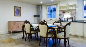 Dale Street Apartments Suite - Image 4