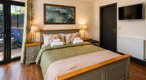Luxury Stay with Spa, BBQ, Fresh Garden Produce - Image 2