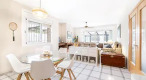"Charm & Cozy 4BR - 3BA with Pool & Barbecue" - Image 2