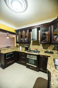 Lovely 3 bedroom condo with free parking - Image 4