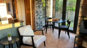 The Acorn luxury lodge - walk to Goodwood Revival - Image 3