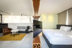 Modern Studio Apt with Balcony - Image 2