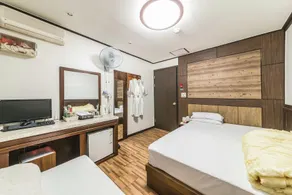 Brown Hotel - Image 2