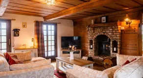 Lakeland Lodge 400 year old Bavarian Lodge with Private Hot Tub Pet Friendly - Image 2