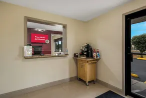 Econo Lodge - Image 5
